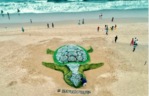 Una gigantesca tartaruga costruita sulla spiaggia con migliaia di bottiglie di plastica